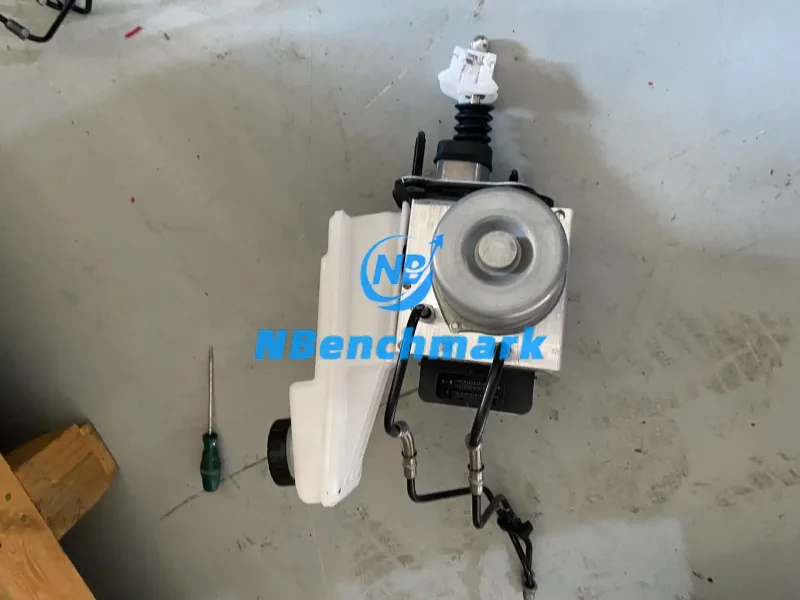 Xiaomi SU7 Ultra brake master cylinder and brake booster pump