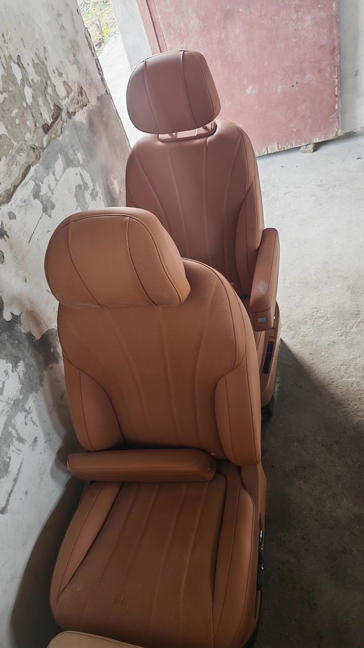 Wenjie M8 middle row seats, brown leather, electric adjustment, ventilation and heating, lumbar support