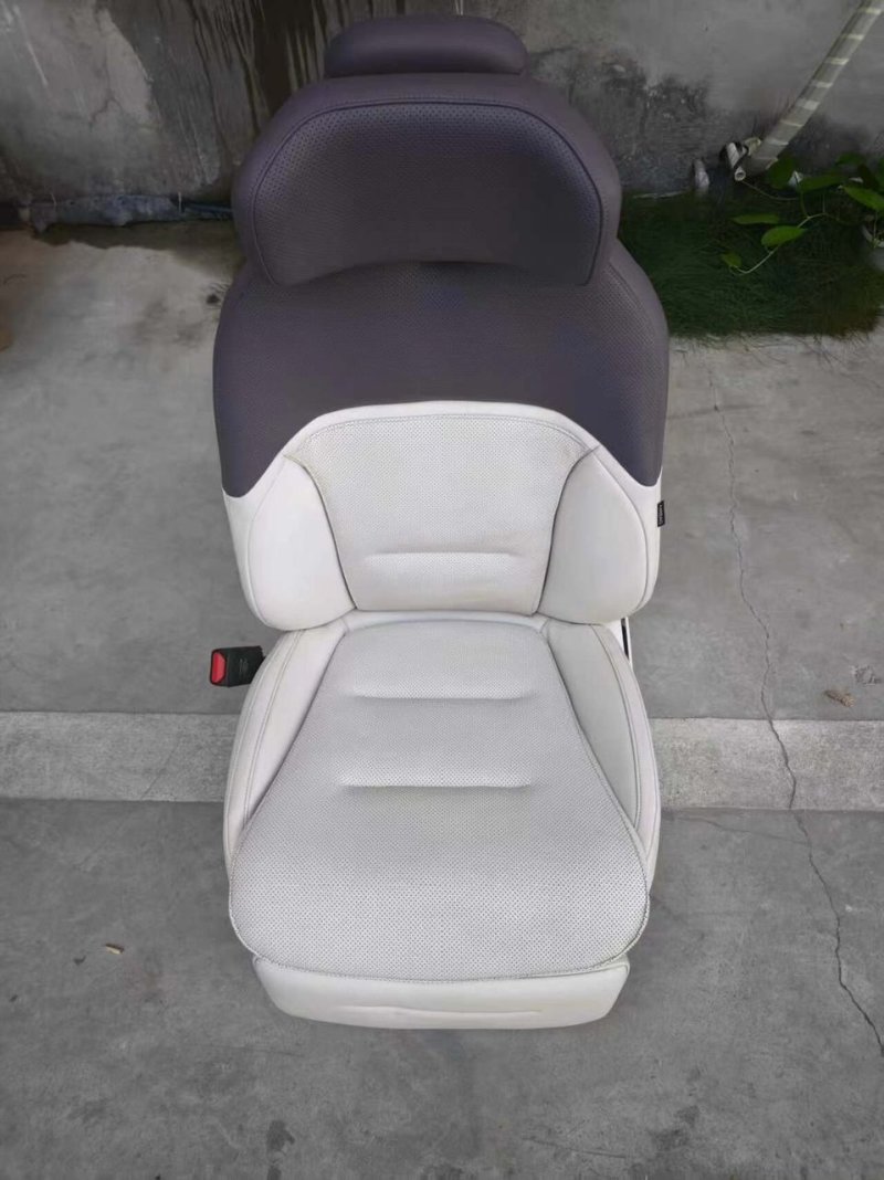 AVATR 12 運転席シート