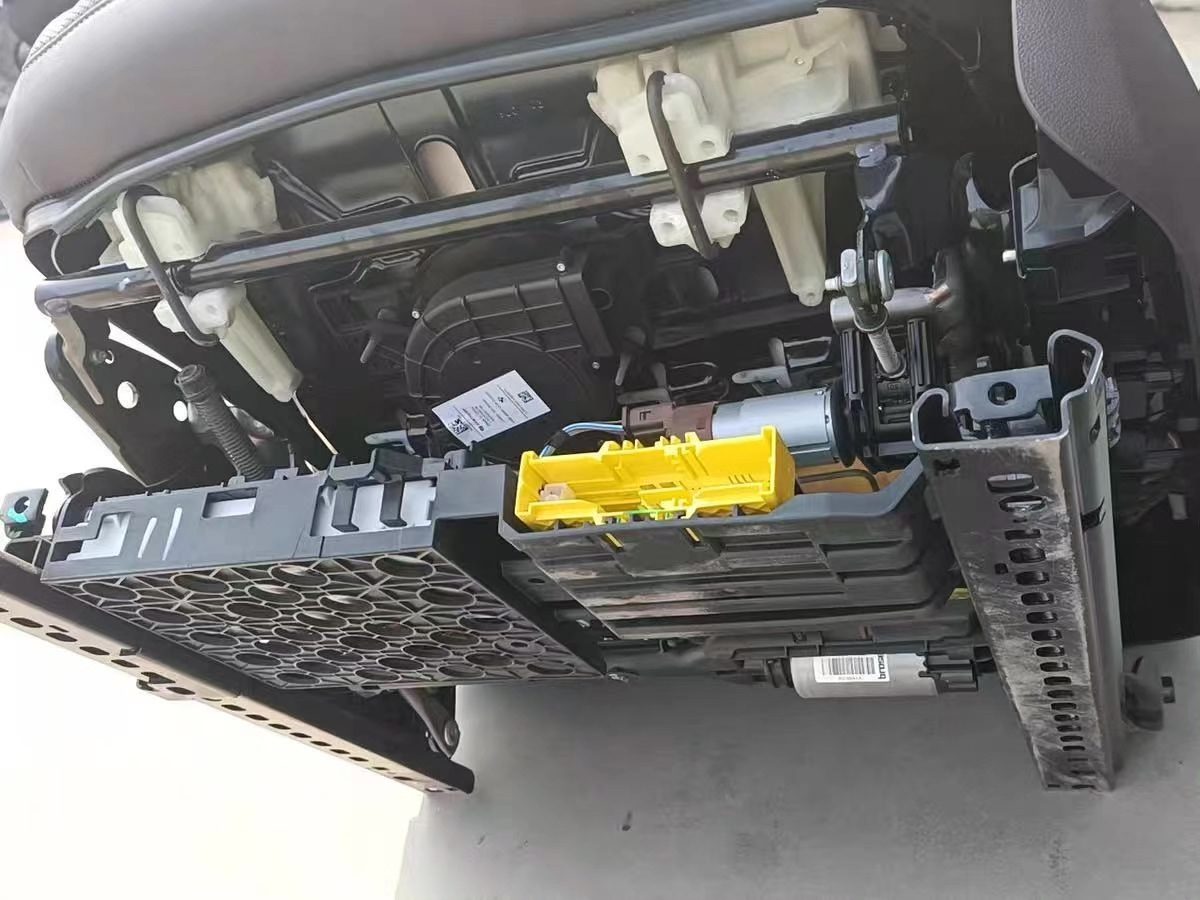 BMW X5, G18-Hauptfahrersitz, Mokka-Leder, Belüftung und Heizung, 18-Wege-Verstellung, Lordosenstütze