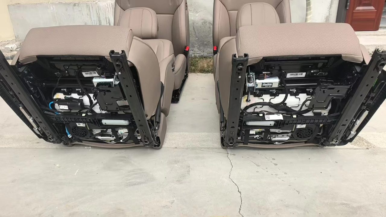 Li Auto i6 Vordersitz, Fahrer & Beifahrer, Lederoberfläche sauber