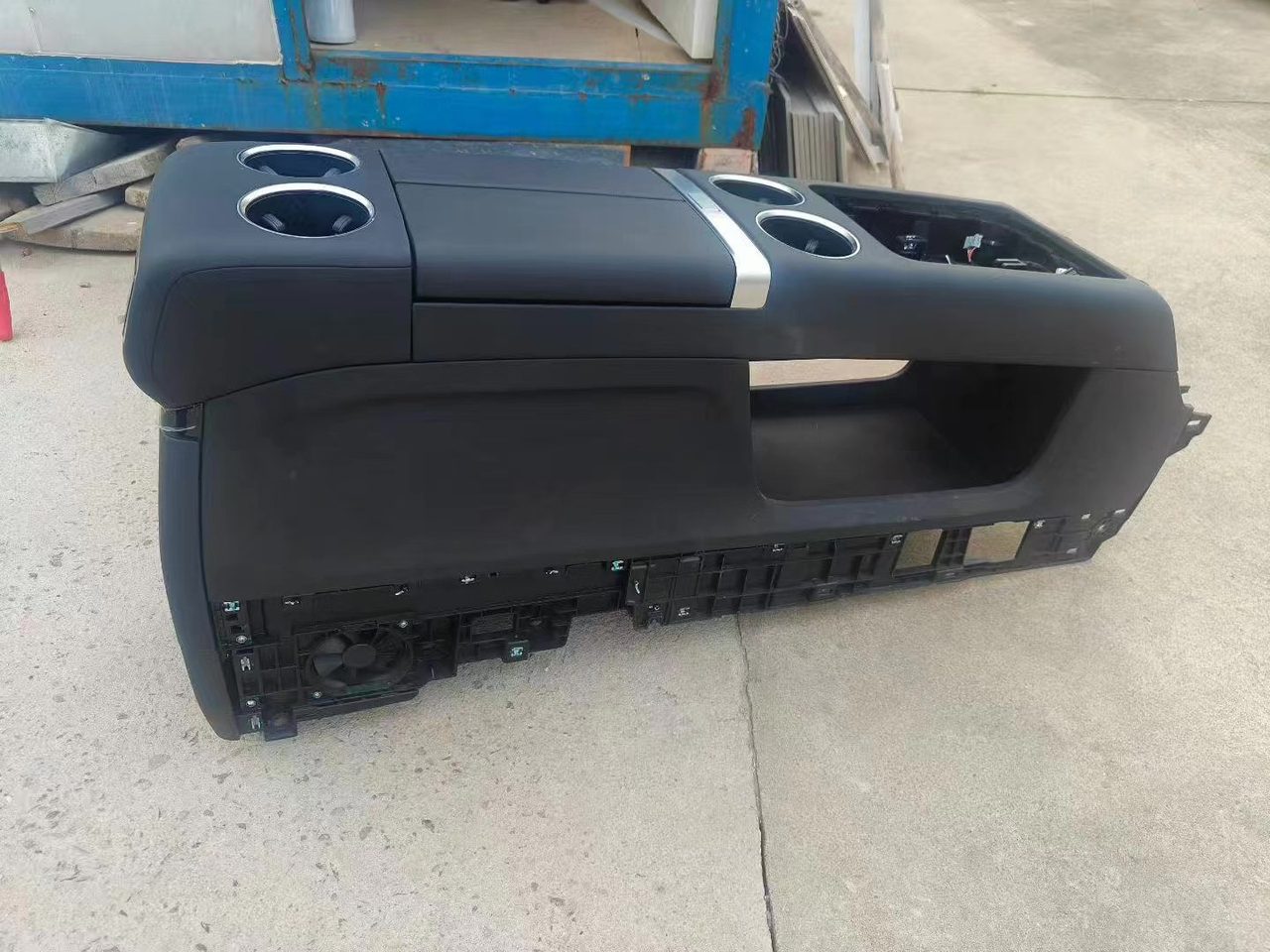 Li Auto L9 Armlehnenbox, mit Kühlschrank