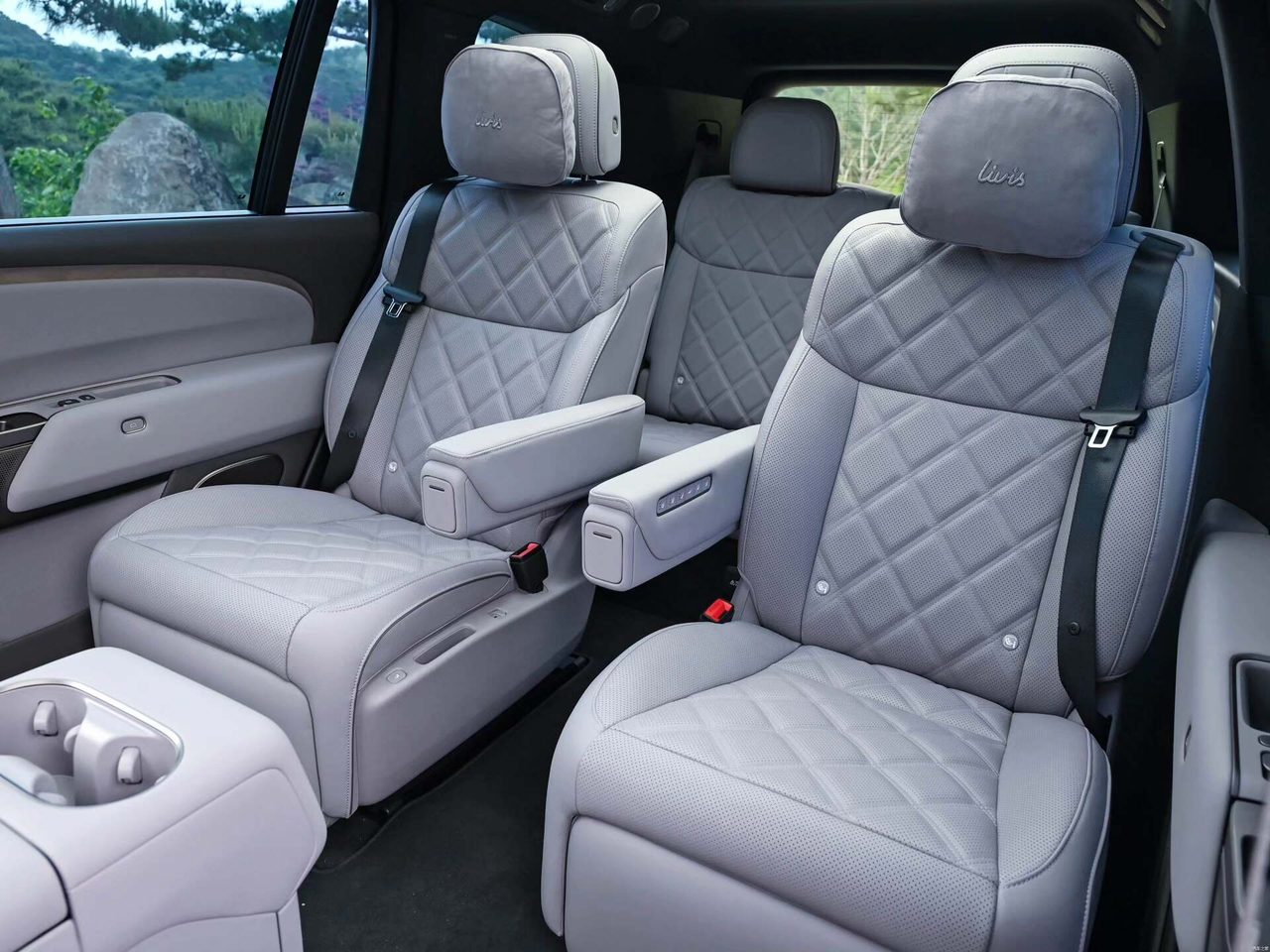 Ideal L9livis mid-row seats, 2-row seats