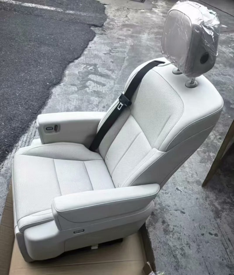 Li Auto MEGA、home 版、 2列目シート