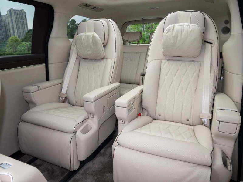 Zhijie V9 middle row seats with mechanical massage