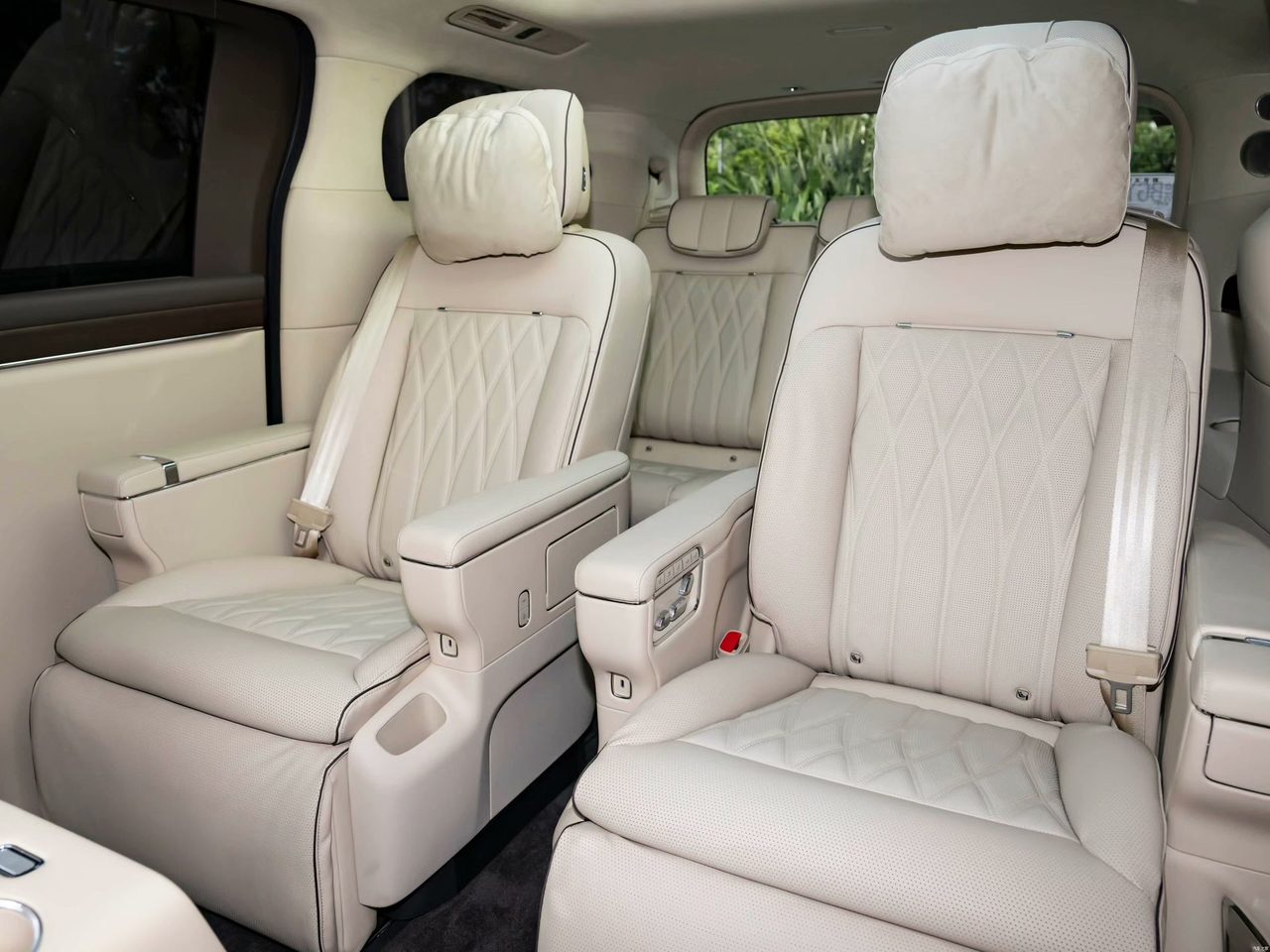 Zhijie V9 middle row seats with mechanical massage
