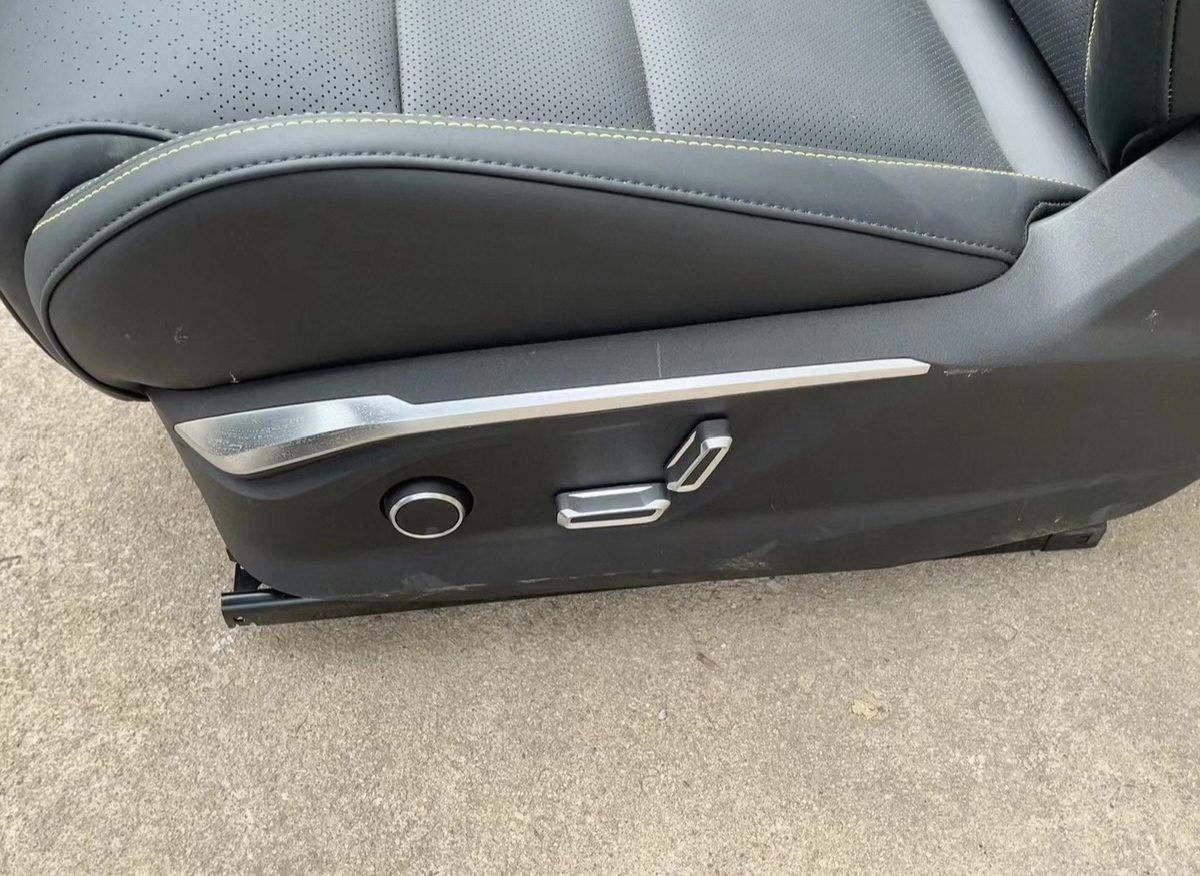 Lynk & Co 06 Fahrer & Beifahrer Sitz, neues Modell 25 Modell, Schwarz Leder, mit Belüftung Heizung
