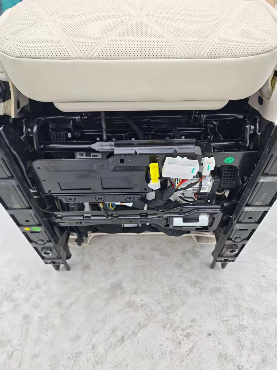 World S9 Beifahrersitz, beige Leder, originale Autodemontage, mit elektrischer Beinauflage, Kopfstützenschall, Belüftung und Heizung, elektrische Verstellung