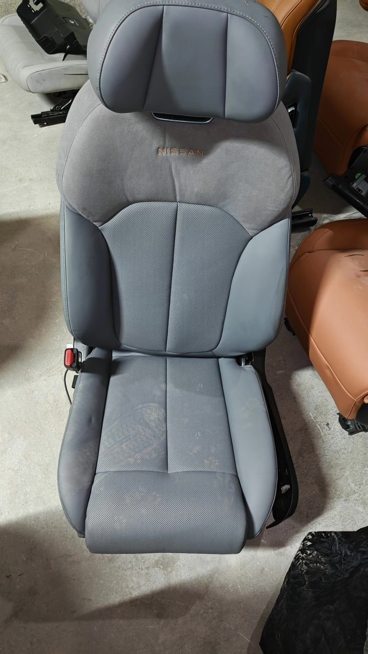 Nissan N7 Fahrersitz, Grau Leder, mit Elektrische Verstellung, Lederoberfläche vollständig, OEM
