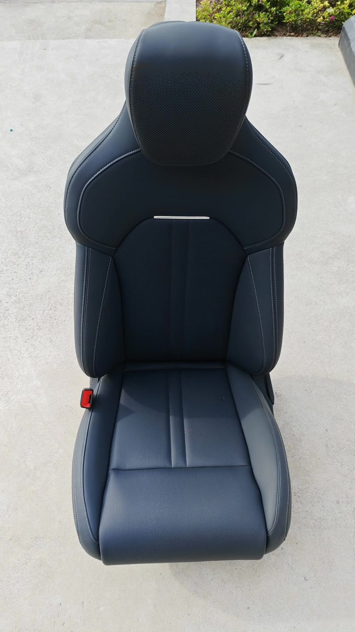 neues Modell Xiaomi SU7 Fahrersitz, OEM, Schwarz Lederoberfläche, mit Beinauflage