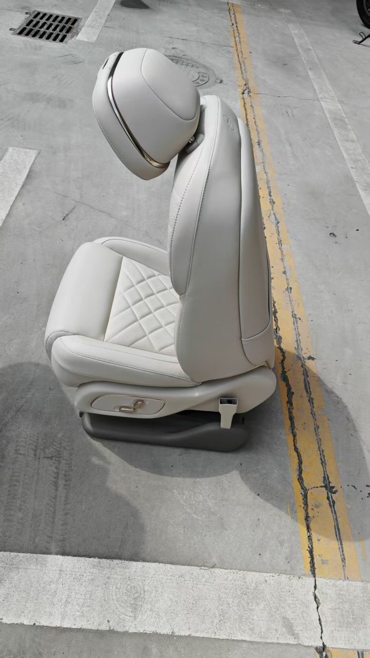 IM Motors LS9 運転席シート、 ベージュ 皮革表面、 純正 解体、 状態 中古