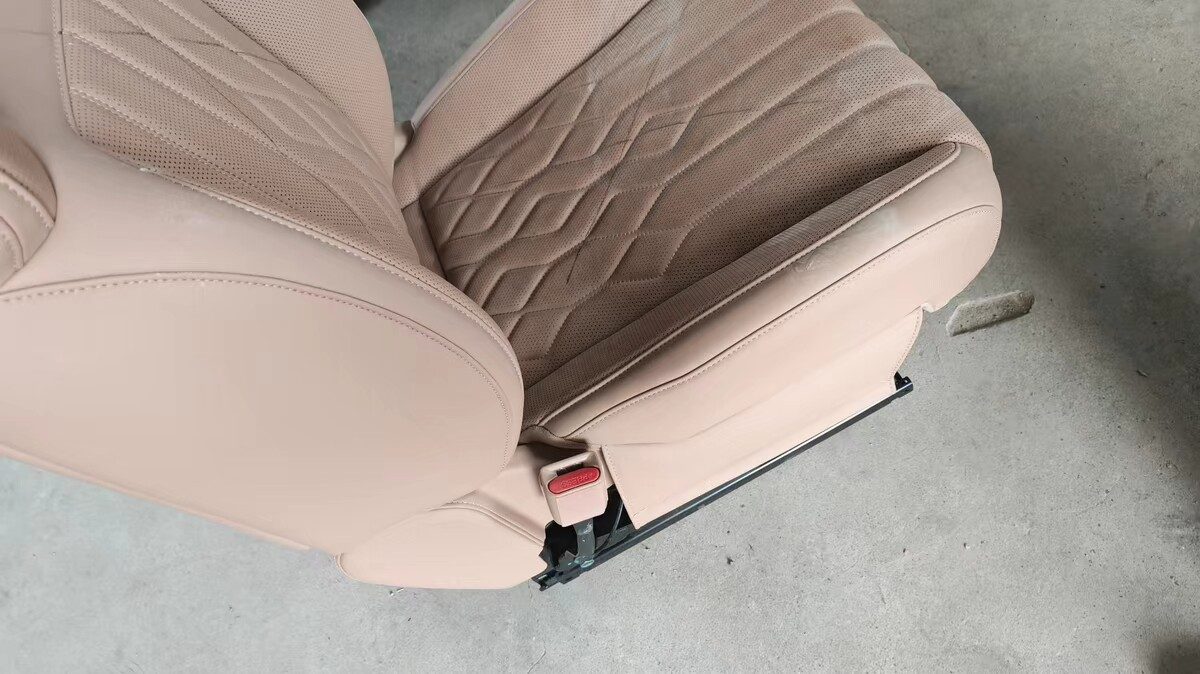 Dongfeng MHERO M817 運転席シート、 純正解体部品、 動作良好、 構造良好