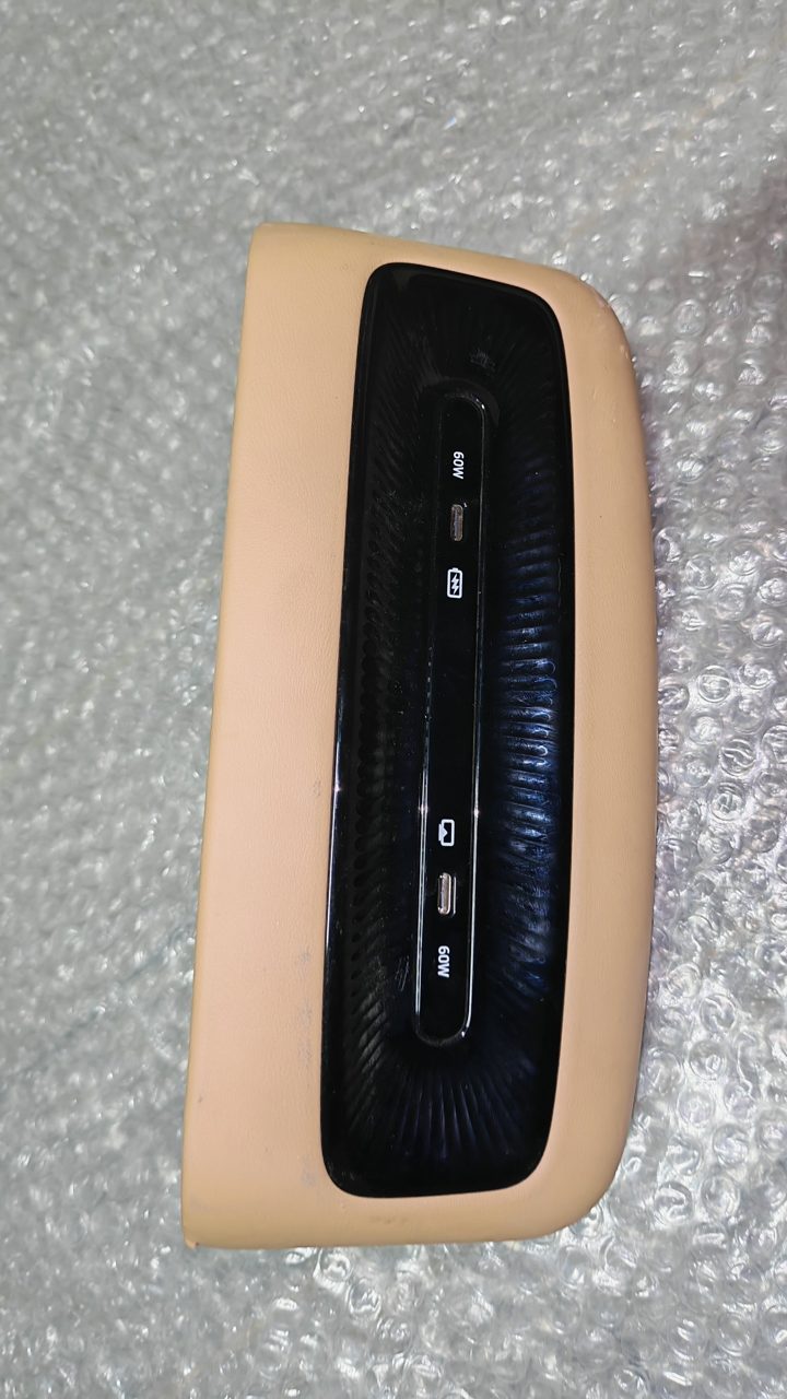 VOYAH Dreamer アームレストボックス リア USB 充電ポート 装着 化粧パネル