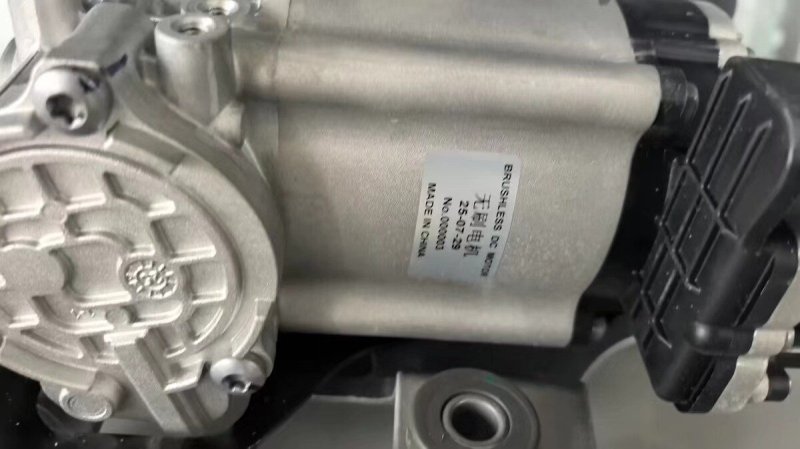 XPeng x9 OEM Luftpumpe, ASIMCO, Zweizylinder Struktur, 12V, alle Anschlüsse vorhanden