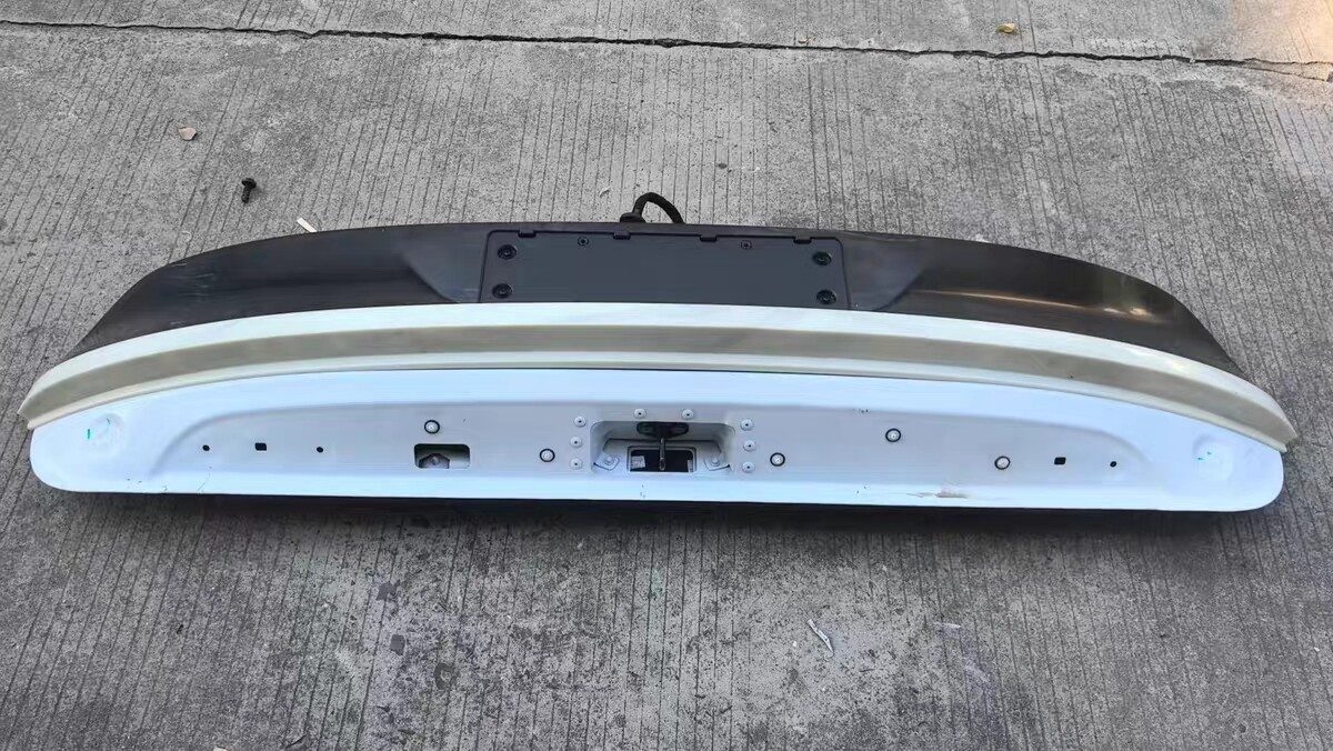 Lynk & Co 900 観音開きテールゲート、 純正解体部品、 動作良好、 コネクター完備、 構造良好