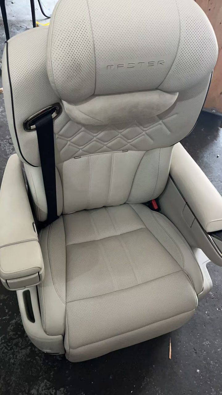 GAC Trumpchi M8 Xiangwang 型 2列目シート、 純正解体部品、 付き シートベルト