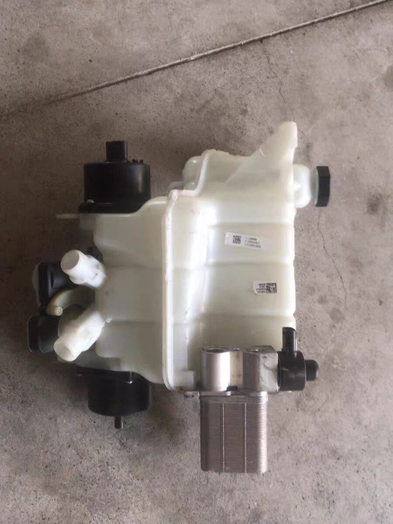 Tesla 3 Coolant Reservoir, Old Model 3, Tesla Full Set of Vehicle Parts, Tesla Thermal Management, Heat Pump