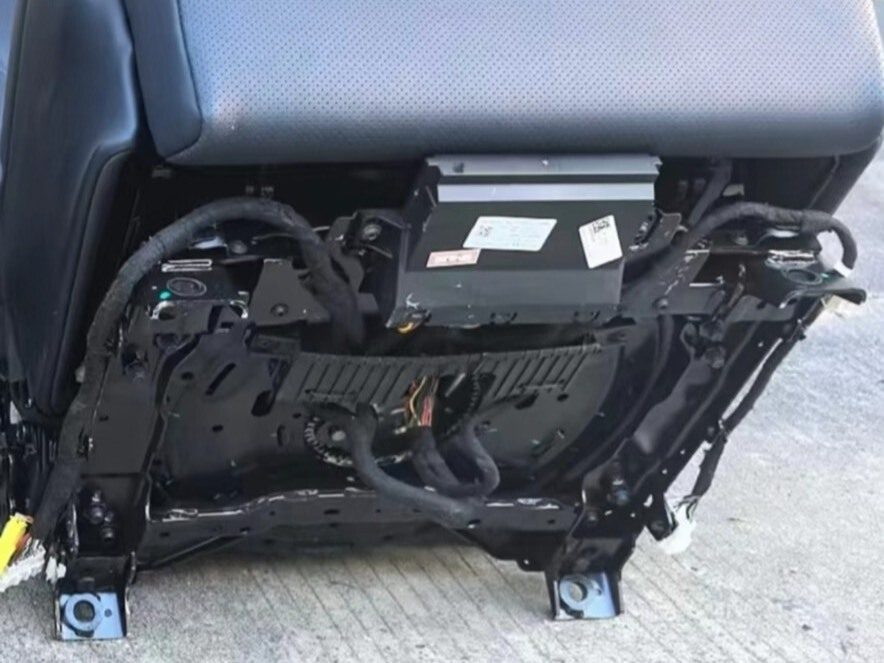 ZEEKR 9x 2列目シート 電動 回転 ゼログラビティシート