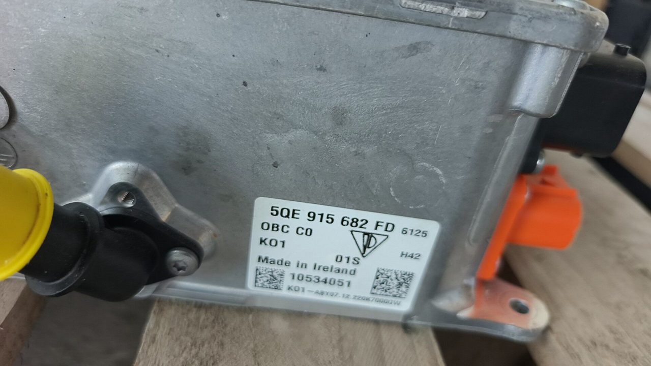 Porsche 순정 충전기 5QE915682AM/FD/K01