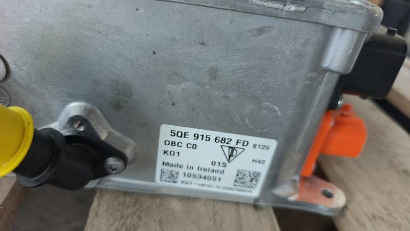 Porsche OEM Ladegerät 5QE915682AM/FD/K01