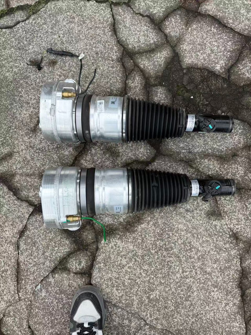 ZEEKR 9x Stoßdämpfer Original-Demontage Fahrzeug Teil, Luftstoßdämpfer, Zustand wie abgebildet, links und rechts alle vorhanden, OEM ausgebaut