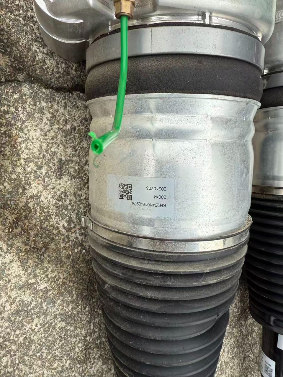 ZEEKR 9x Stoßdämpfer Original-Demontage Fahrzeug Teil, Luftstoßdämpfer, Zustand wie abgebildet, links und rechts alle vorhanden, OEM ausgebaut