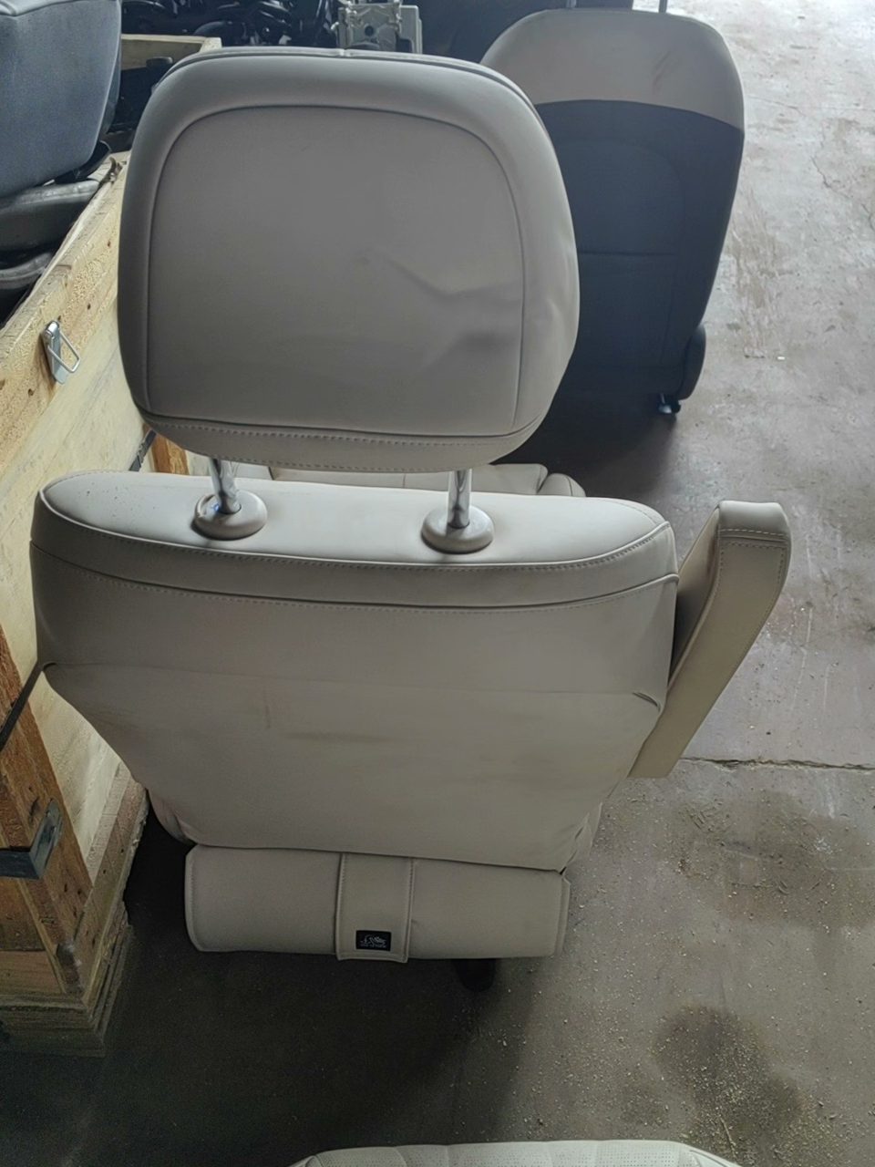 IM Motors LS9 Middle Row Right Side Zero-Gravity Seat