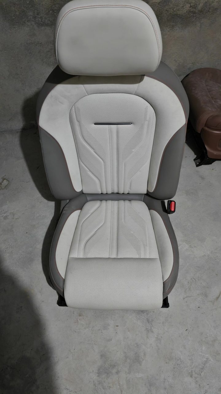 ZEEKR 007 Fahrer & Beifahrer Sitz, OEM, mit Kopfstütze Lendenstütze, Lederoberfläche sauber