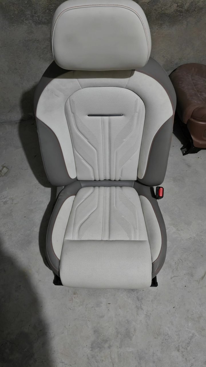 ZEEKR 007 運転席・助手席 シート、OEM、 付き ヘッドレスト ランバーサポート、 皮革表面 きれい