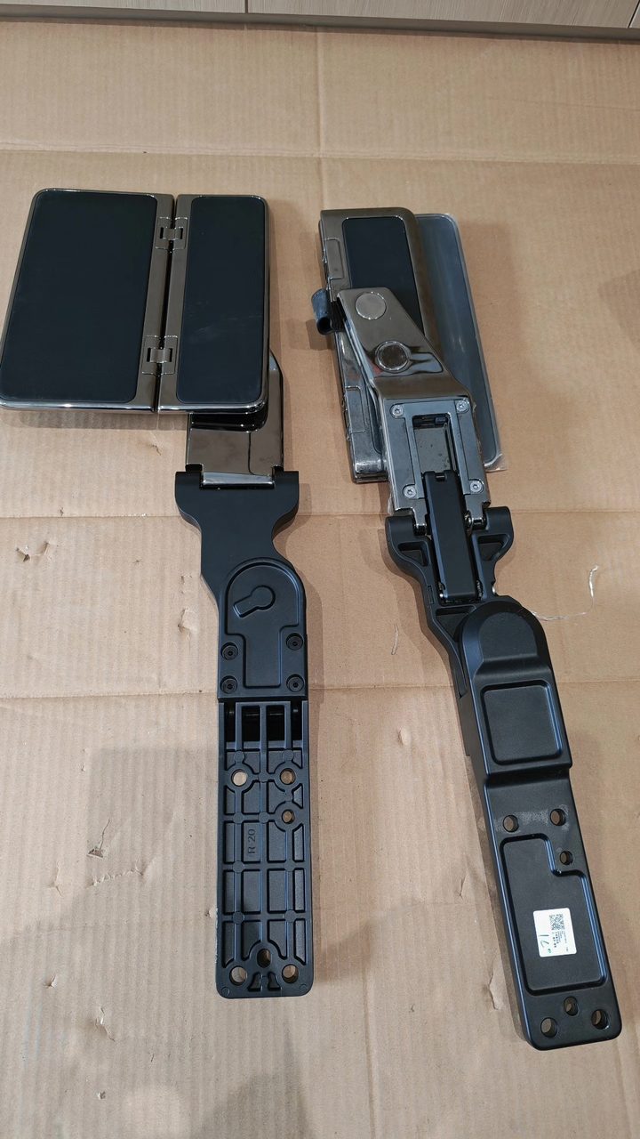 ZEEKR 009 Klapptisch, mit Halter