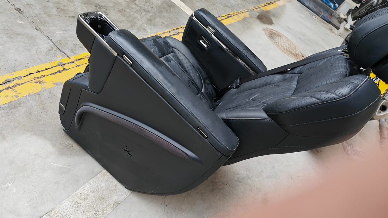 Pole Krypton 009 mittlere Sitzreihe, OEM, schwarze Lederoberfläche, mit elektrischer Verstellung, Belüftungsheizung