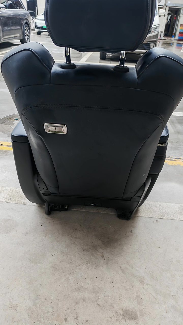 Pole Krypton 009 mittlere Sitzreihe, OEM, schwarze Lederoberfläche, mit elektrischer Verstellung, Belüftungsheizung