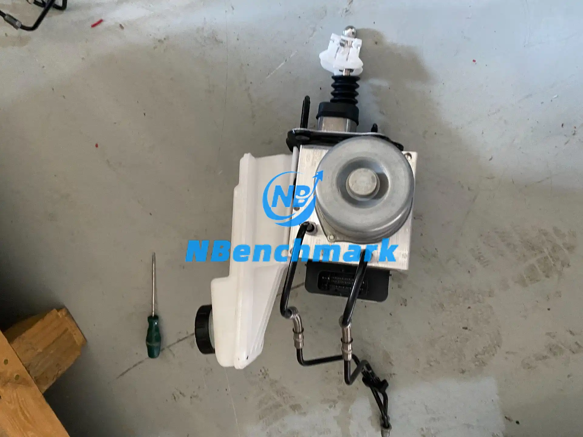 Xiaomi SU7 Ultra brake master cylinder and brake booster pump