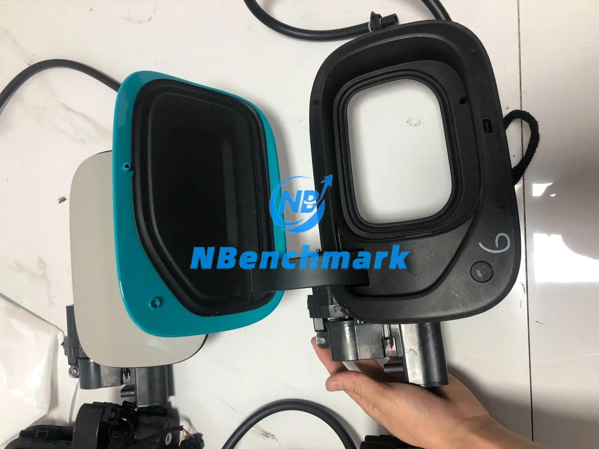 The Xiaomi SU7 charging port cover assembly - 图片 3